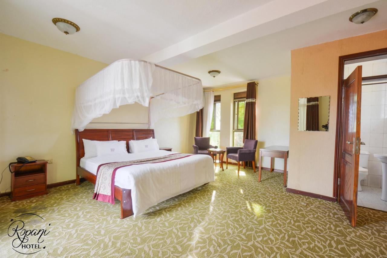 Ropani Hotel Kitende المظهر الخارجي الصورة