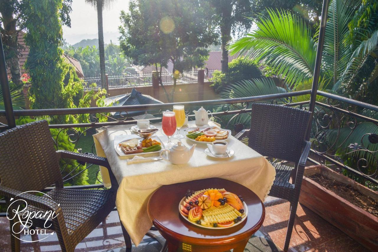 Ropani Hotel Kitende المظهر الخارجي الصورة